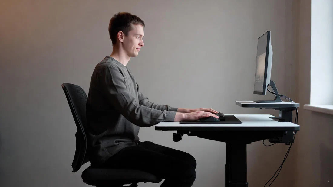 Jak prawidłowo ustawić biurko z regulacją wysokości? Przewodnik po ergonomicznej pozycji pracy