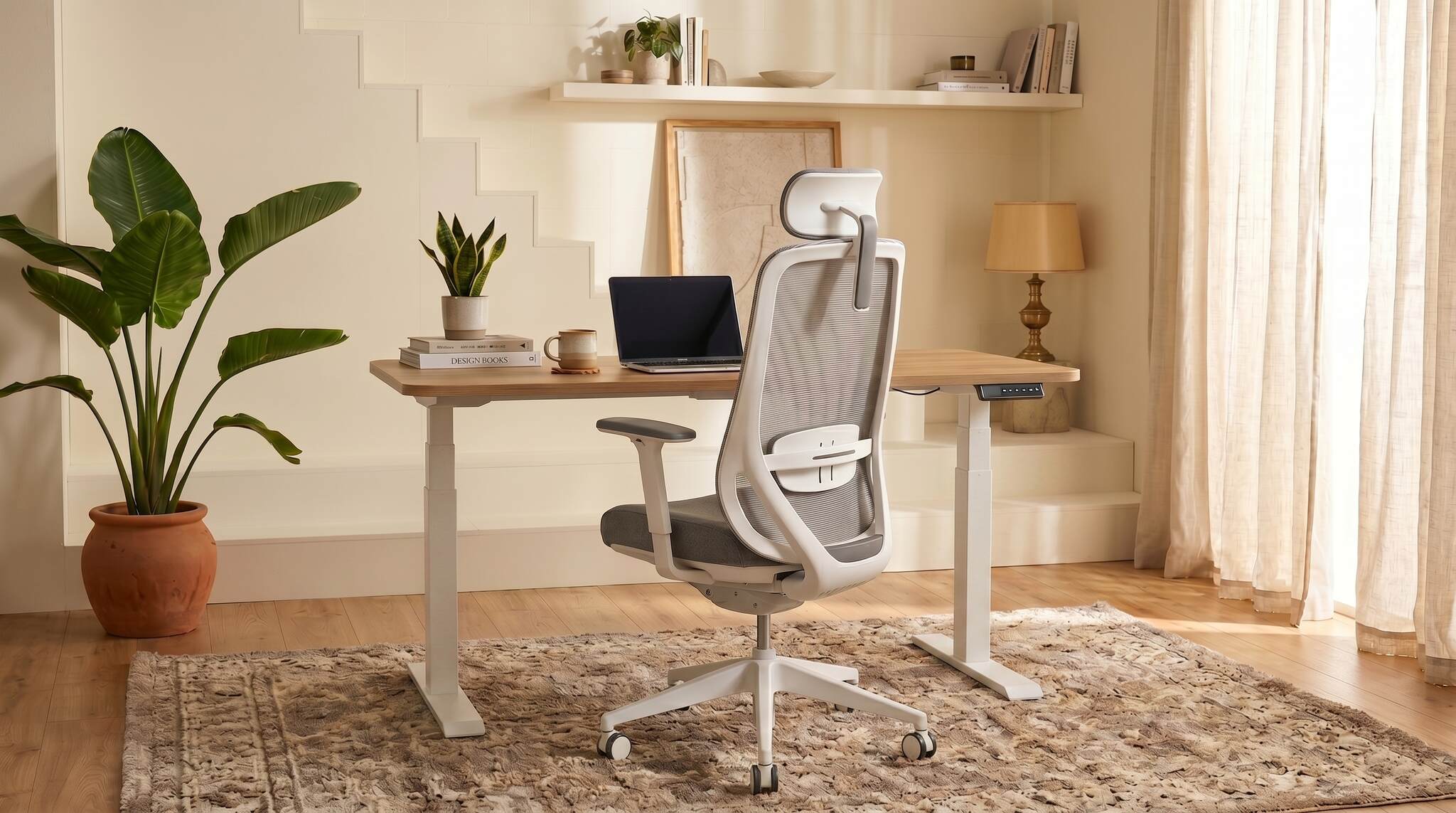 Białe biurko regulowane FlowPRO z fotelem ergonomicznym EasePRO w jasnym biurze domowym