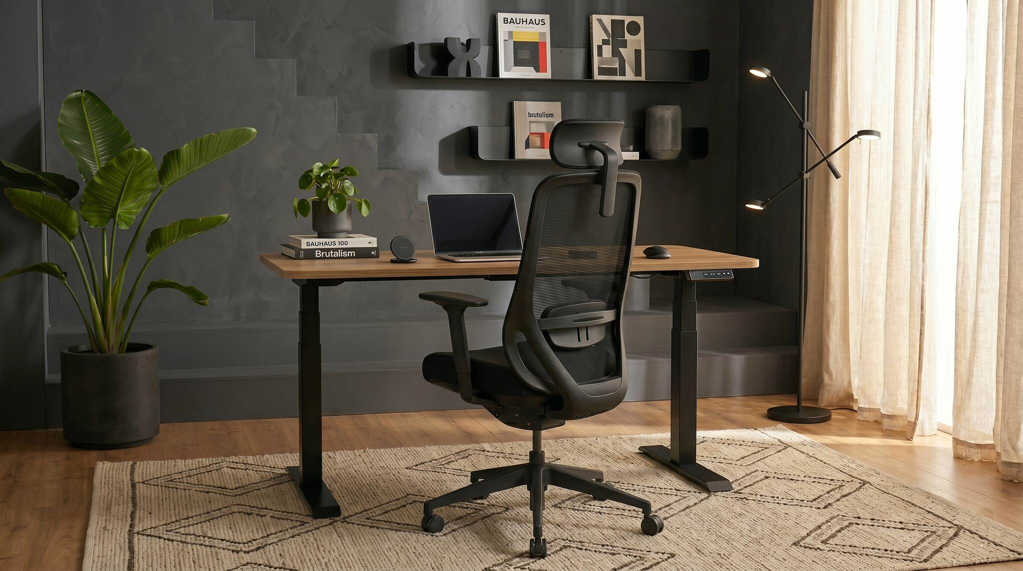 Biurko regulowane FlowPRO z fotelem ergonomicznym EasePRO w nowoczesnym biurze domowym