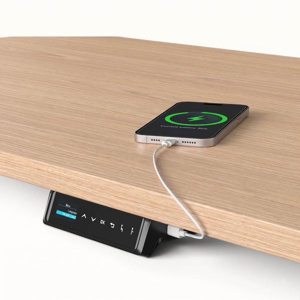 Ładowanie telefonu przez port USB w panelu sterowania biurka elektrycznego FlowPRO.