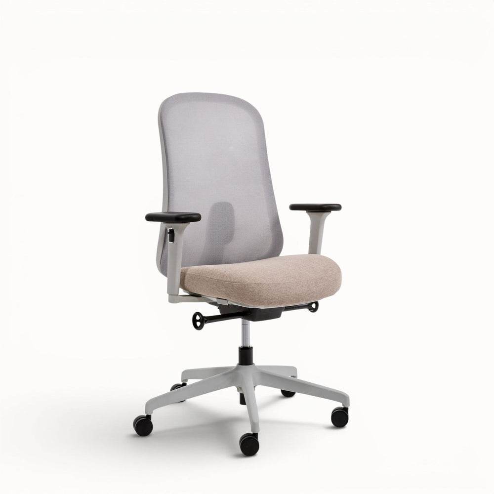 Szary fotel ergonomiczny Ease z siatkowym oparciem – widok z przodu