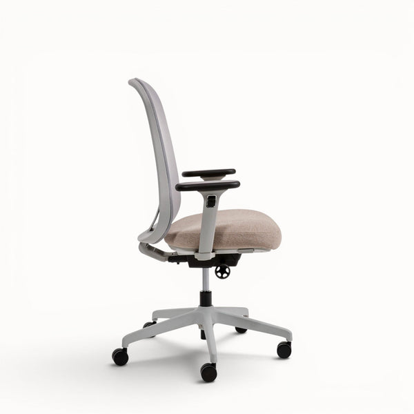 Szary fotel ergonomiczny Ease z siatkowym oparciem i regulowanymi podłokietnikami