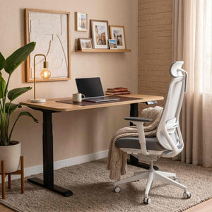 Biały fotel ergonomiczny EasePRO w przytulnym domowym biurze