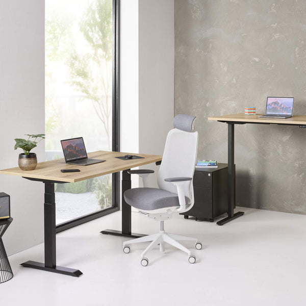 Biały fotel ergonomiczny EasePRO z zagłówkiem przy biurku elektrycznym