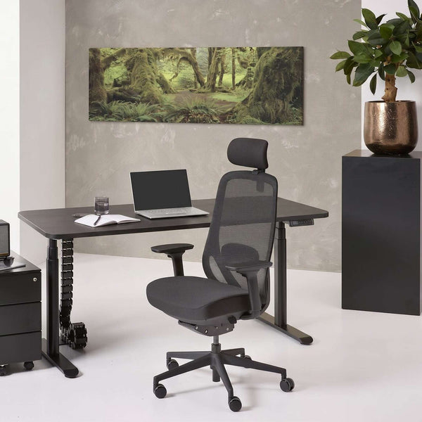 Czarny fotel ergonomiczny EasePRO przy biurku z regulacją wysokości