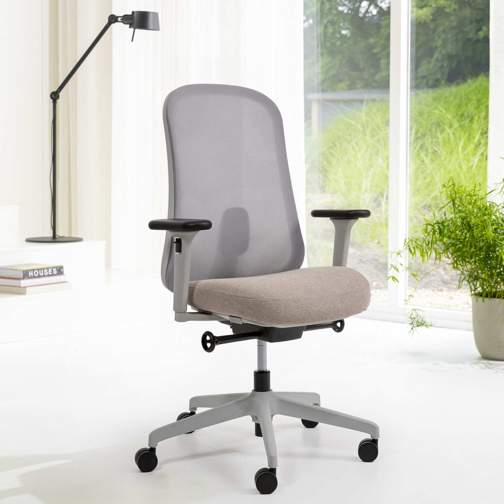 Szary fotel ergonomiczny Ease z siatkowym oparciem – widok z przodu
