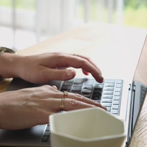 Regulowane biurko i ergonomiczny fotel biurowy Standic do komfortowej pracy